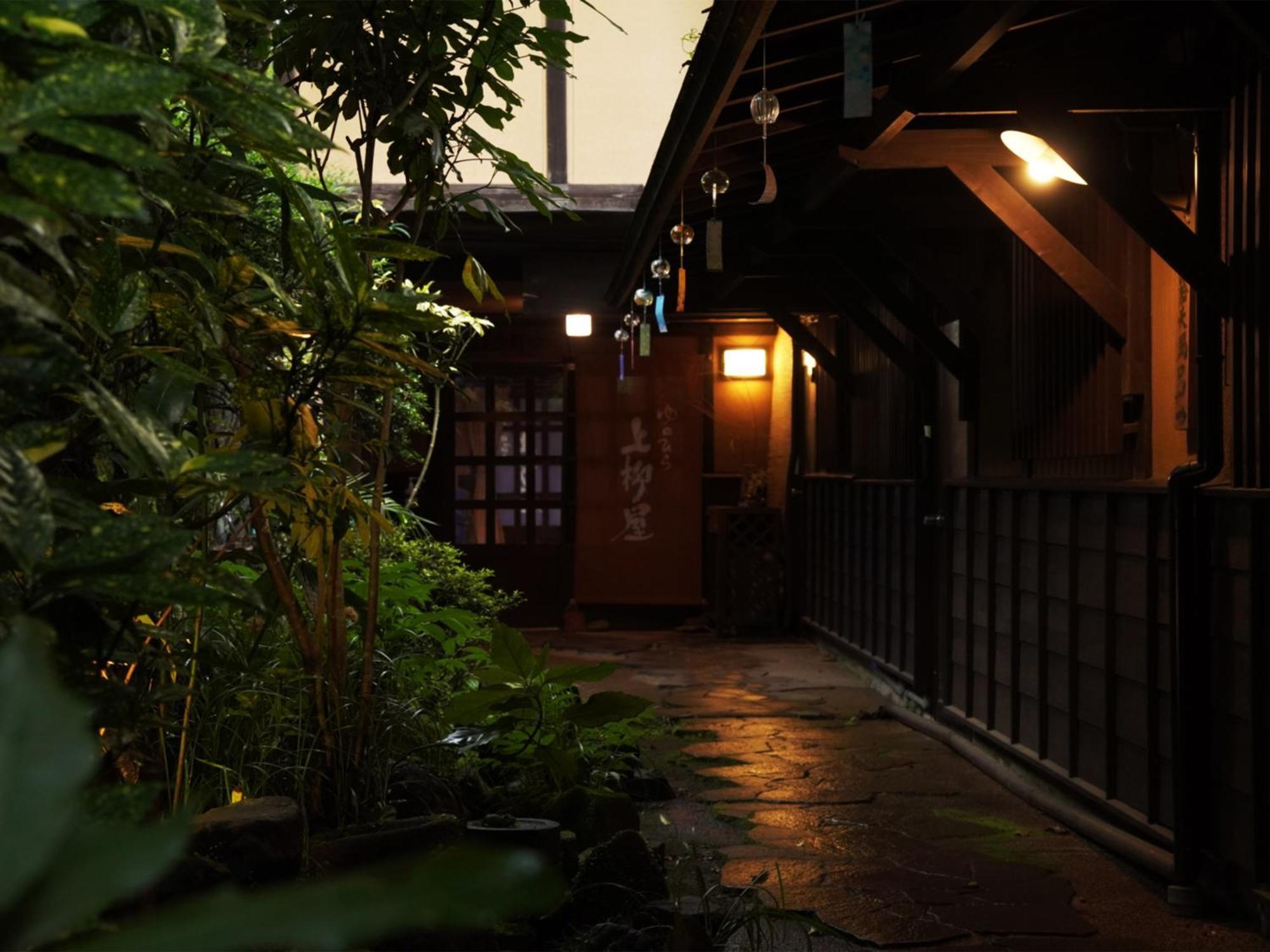 Yunohira Kamiyanagiya Hotel Юфу Екстериор снимка